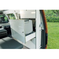 Купить онлайн Линия мебели Caddy LR Camp — включает холодильник, раковину, аккумулятор AGM и электрическую систему.