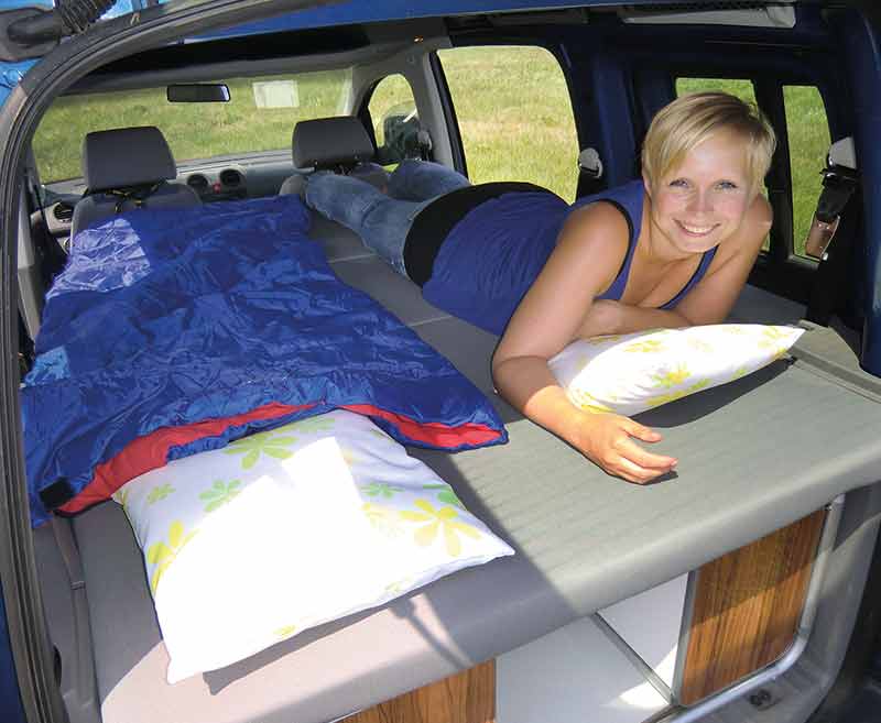 Купить онлайн Кровать VW Caddy LR Active с обивкой и чехлами