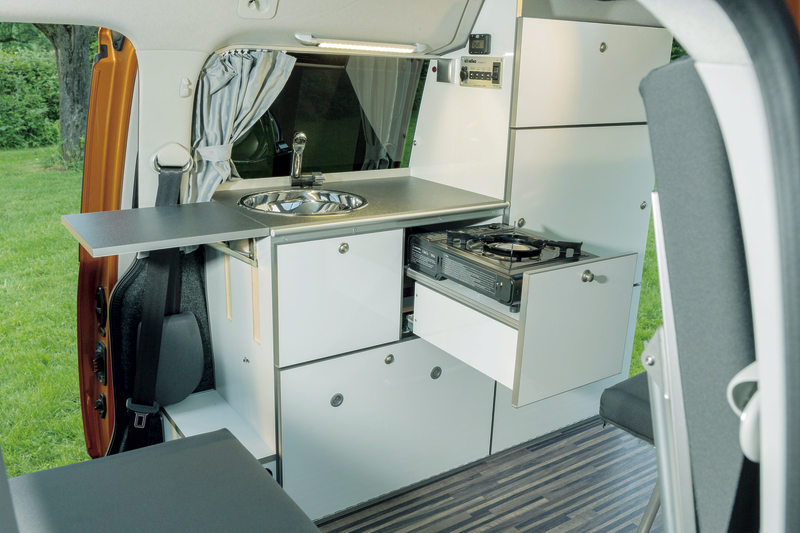 Купить онлайн Линия мебели Caddy LR Camp — включает холодильник, раковину, аккумулятор AGM и электрическую систему.