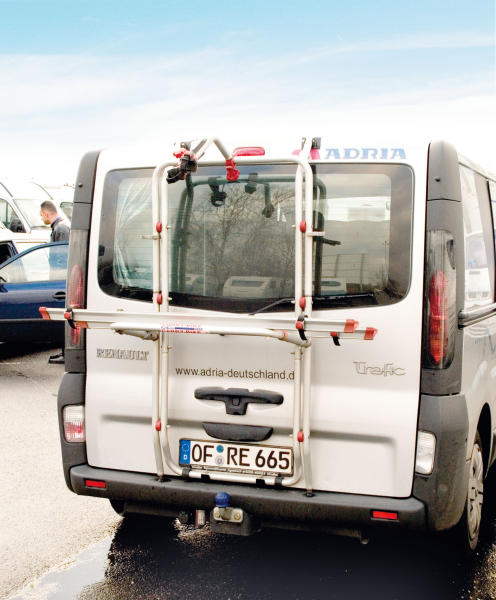 Купить онлайн Алюминиевый задний багажник Carry Bike для 2-х колес задней двери Renault Trafic