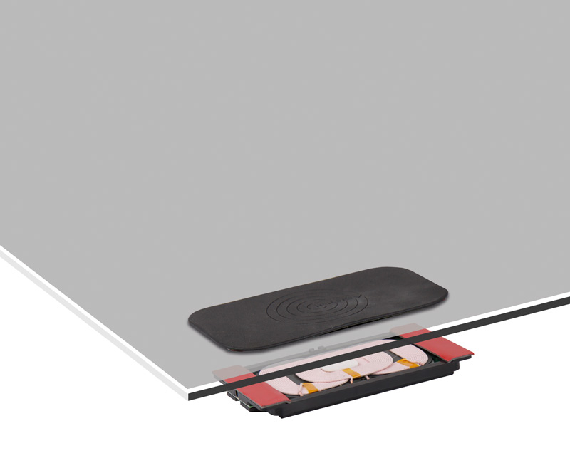 Купить онлайн Индуктивное зарядное устройство черного цвета с противоскользящей накладкой и оптоволоконным комплектом