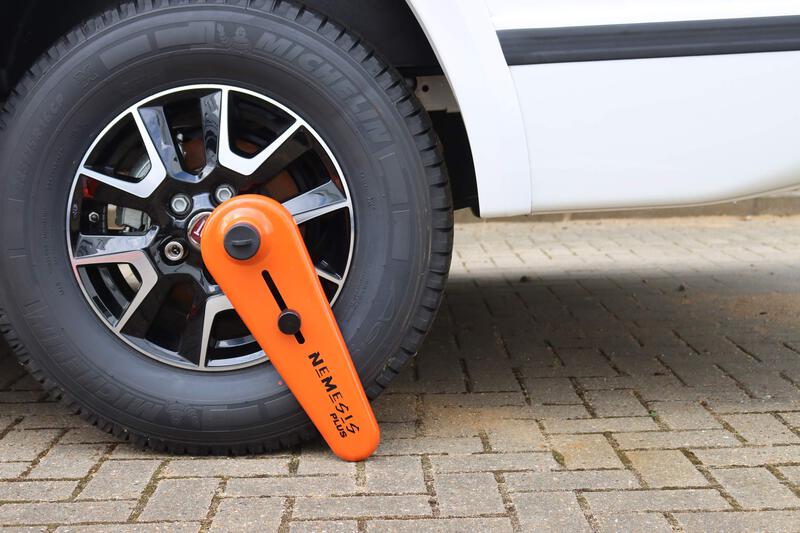 Купить онлайн Противоугонное устройство/замок на колеса для мобильных домов - универсальный, 15x45x54см(HWL)